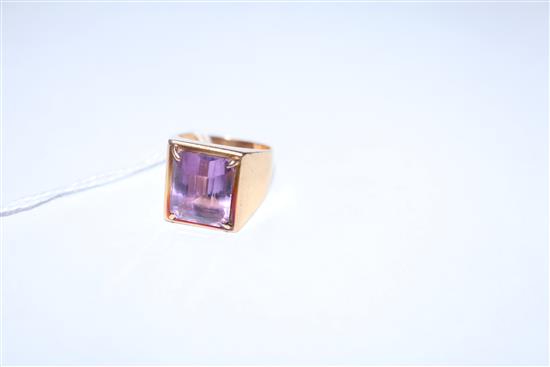 An 750 yellow metal and amethyst ring, size J.